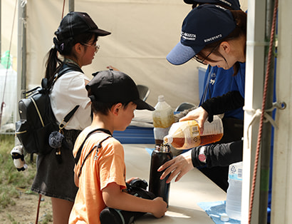 マイボトルに麦茶を注ぐ