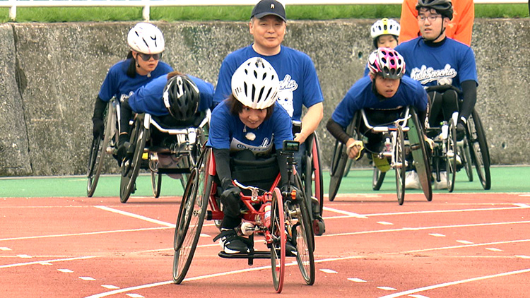 レーサーと呼ばれる専用車いすに乗る田中鈴那さん