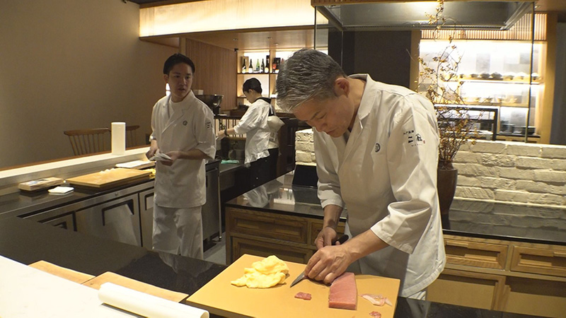 職人が魚をさばいている様子