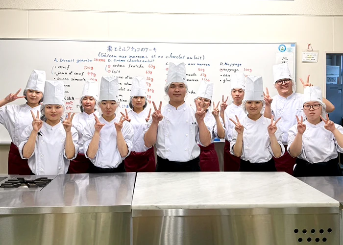 飯塚高校製菓コース製菓部の集合写真