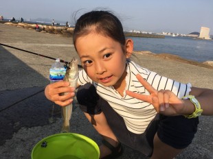 姪浜漁港で釣りをする娘
