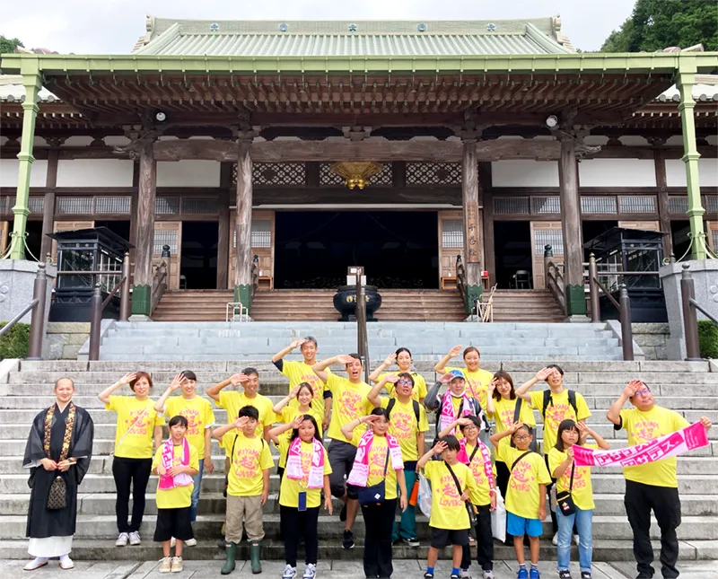 イベントに参加した皆さんと、ゲストのボビーさん・池松さんの集合写真。瀧光徳寺大本堂の階段で撮影。