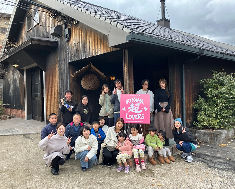 イベントに参加した皆さんと、ゲストのいわぶ見梨さん（アサデス。KBC）・坂井汐梨さん（YOGA監修）の集合写真。