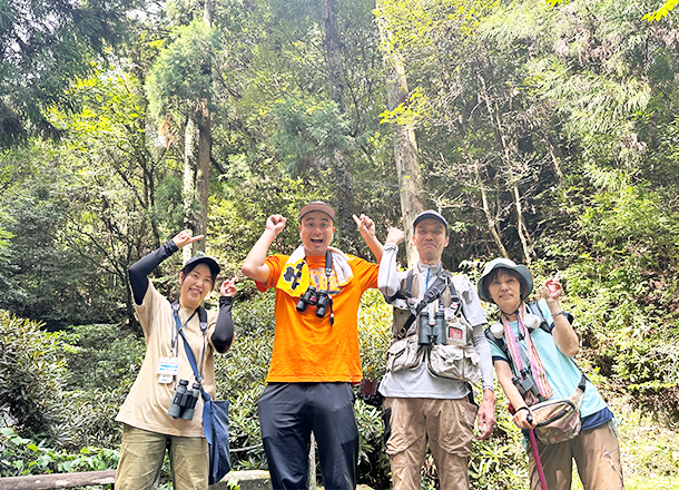 油山自然観察センターの土屋志乃さん、油山野鳥調査ボランティア「ヤマガラの会」の酒井浩二さん、酒井紀子さん