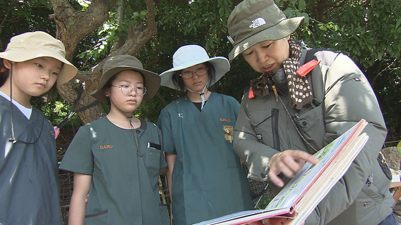 本を使って子どもたちに教える外平獣医師