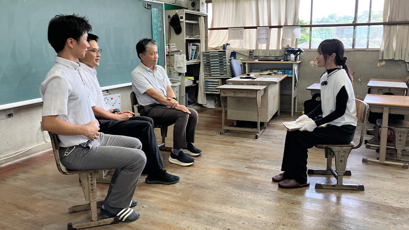 学校にて話を聞く岡田理沙