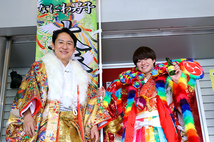 武内北九州市長と一緒に華やかな衣装でポーズを決める大橋さん