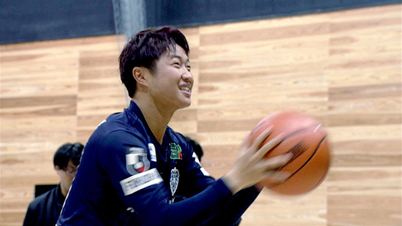 バスケットボールを投げようとしているアビスパ福岡の選手