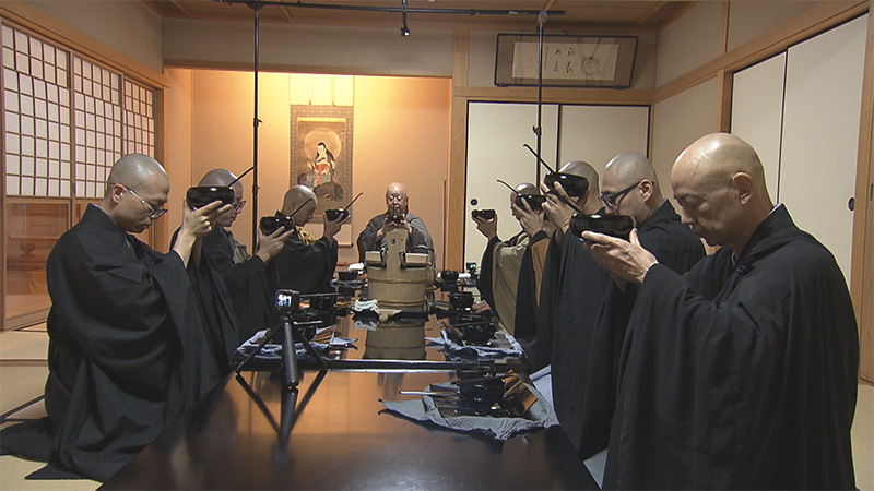 同じ食卓で食事をしている僧侶