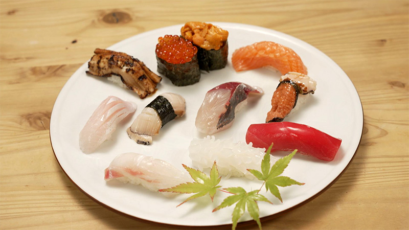 皿に乗った寿司