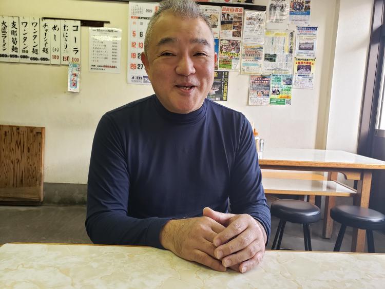 「一九」「18」店主の岩井満則さん（1963年福岡市生まれ）。 父から店を継承し、昔ながらの五右衛門炊き博多豚骨を作る