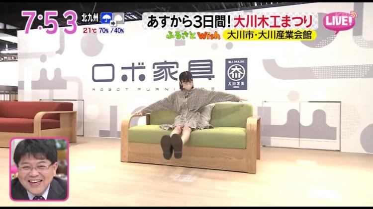 「ロボ家具」を体験するHKT48の松岡はなさん