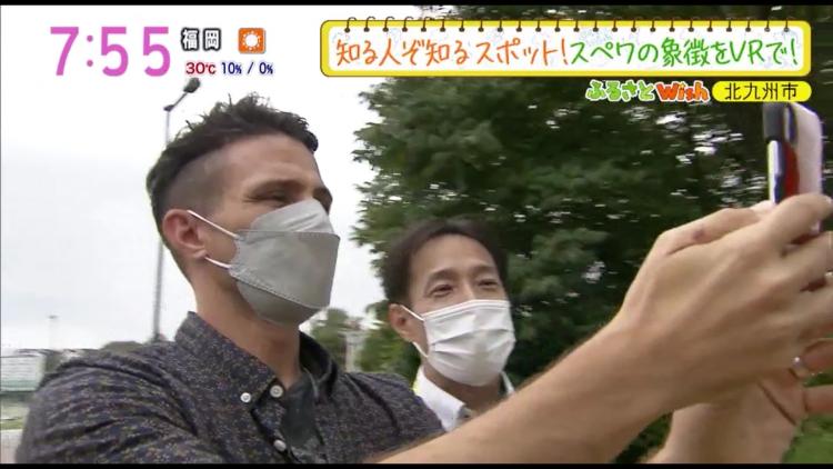 QRコードを読み込み、画面を確認するリポーターのボビー(左)と、「スペースLABO」柳井雅也さん(右)