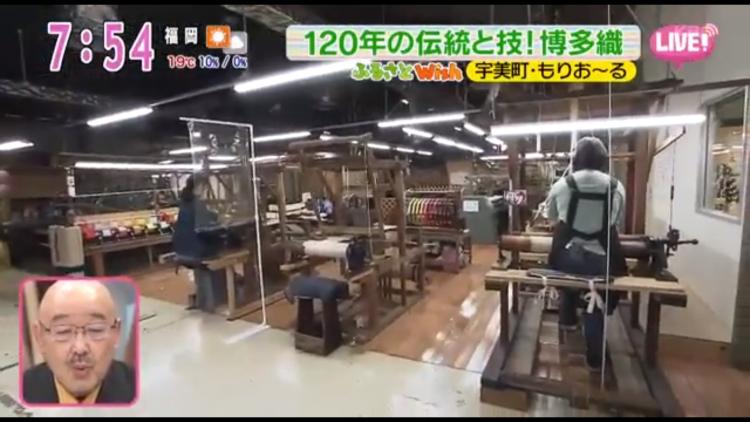 直売所の隣には工場があり、大きな織機がいくつも並んでいる