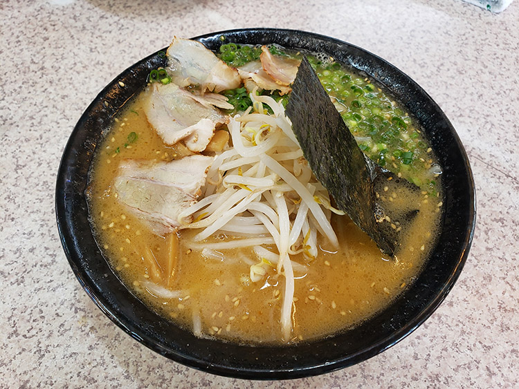 みそラーメン（750円）。数種のブレンド味噌を豚骨スープに溶かし込む