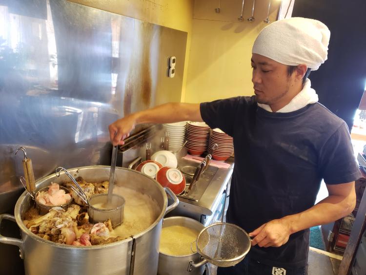 豚骨臭い それがいいっちゃん ひたすら濃く 泡ぶく 福間ラーメン ろくでなし 新宮店 年間300杯 豚骨戦士 福岡のラーメンを斬る Vol 32 ふるさとwish 新宮町 ふるさとwish Kbc九州朝日放送