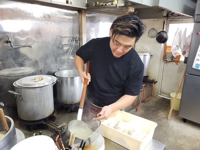 「麺や 道」店主の太田徹さん。ゲンコツを材料にした透明感の残る「幻」、ゲンコツ、頭骨、豚皮を強火で炊き込む「極」と2種の豚骨スープをとる