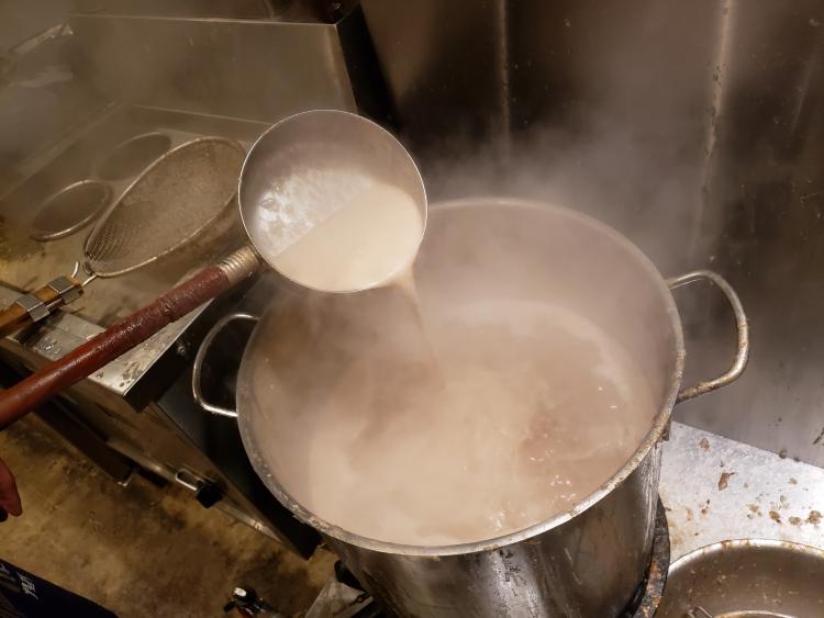大量の豚骨を追い炊きしながら旨味を重ねたスープ