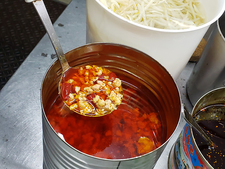 ラー油、トウガラシ、豚挽き肉で作る自家製ミンチ。ゴロゴロと粗めにした肉が豊潤な旨味と心地よい食感を出す