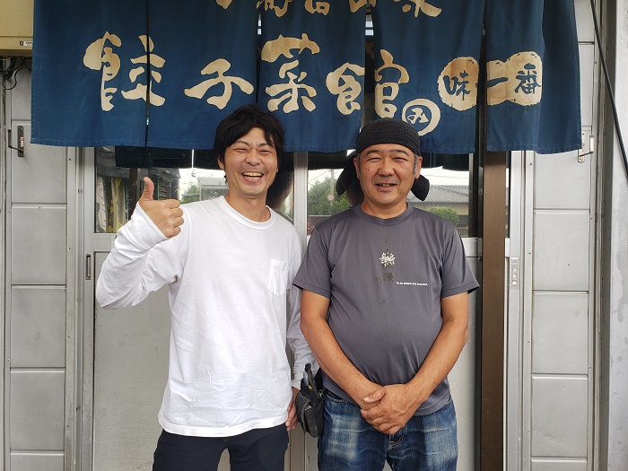 「餃子菜館」の店主・矢ヶ部政則さん（右）と筆者