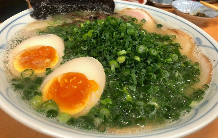 定番のラーメンにネギと煮卵を追加した一杯（￥750）。切り立てネギのシャキシャキ感がたまらない