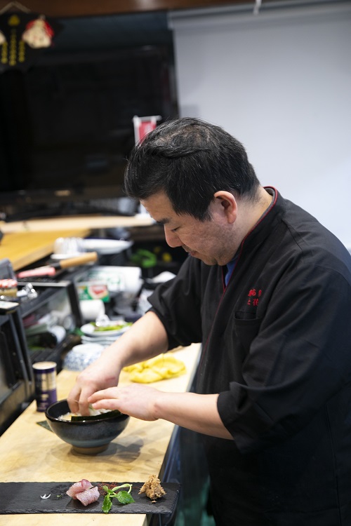 店主の西原良史さん。創業約40年の「一力寿司」を継承。寿司コースと合わせてお祝いサプライズサービスを行う「おもいで屋」も手掛け、これまで3，000組の客を祝った