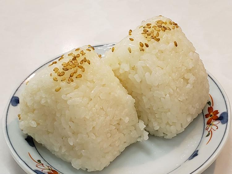 ラーメンの最強のお供がシンプルなおにぎり（2個150円）。佐賀県産の米を使っている