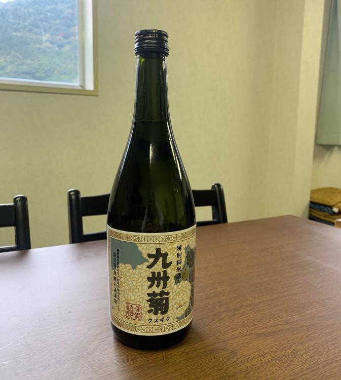 水戸岡鋭治さんがラベルを手掛けた『特別純米酒 九州菊 令和』