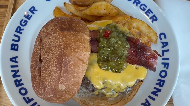 【毎日パン日和 vol.533】『CALIFORNIA BURGER（カリフォルニア バーガー）』肉肉肉しいバーガー！（福津市）【福岡パン】