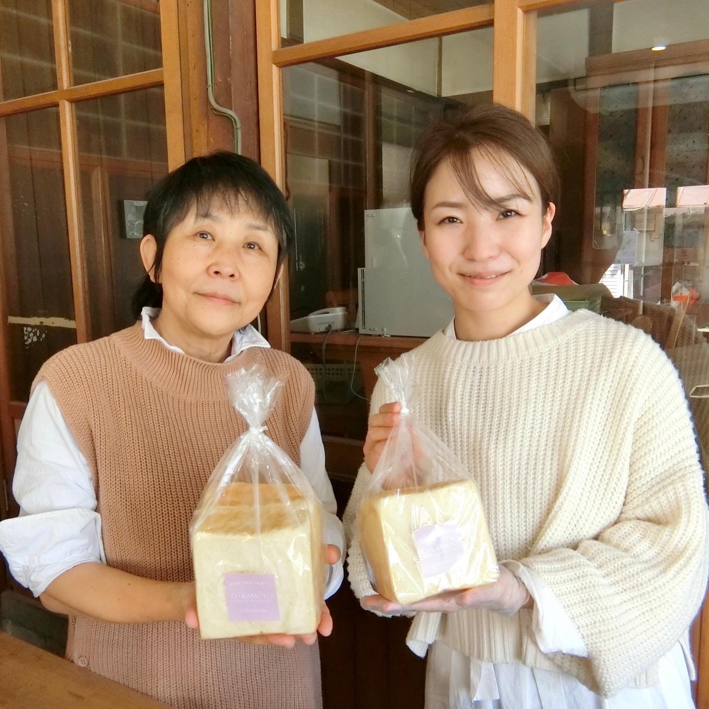 スタッフの福島実穂さん（右）と母の由子さん