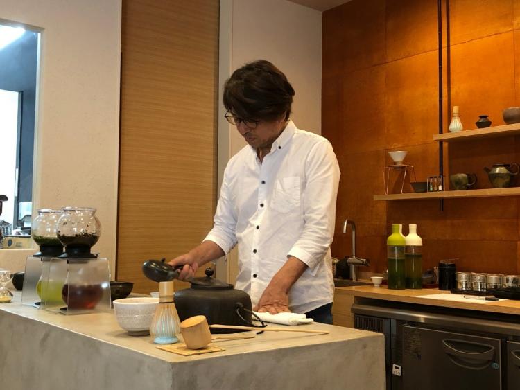 日本茶インストラクターの資格を持つ茶匠・山科さんがお茶を入れてくれる