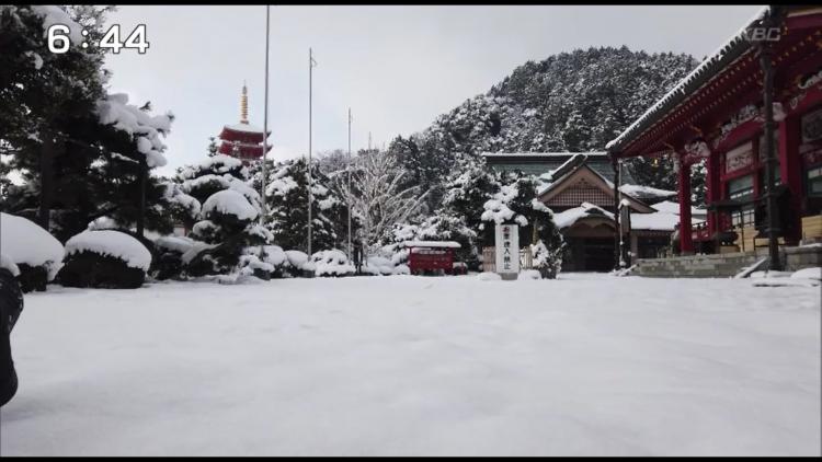 雪景色の本福寺　朱い五重塔が映える