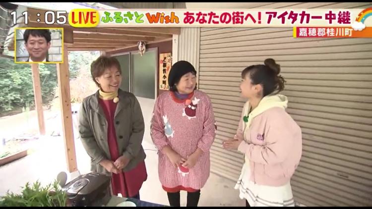 井上恵美子さん（左）と松尾房子さん（中央）、國崎リポーター（右）