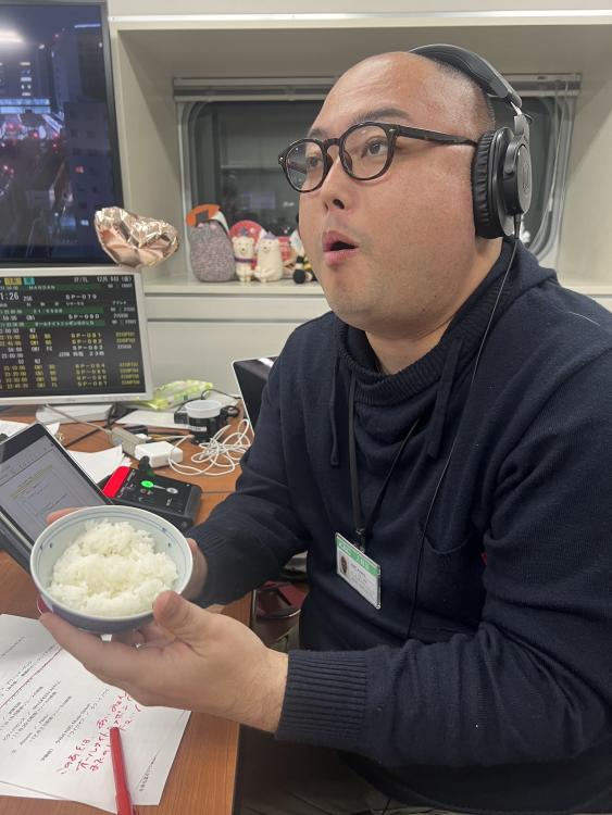 高級炊飯器で炊いたお米を試食するハニーさん