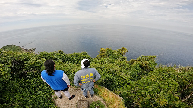 小呂島の海を眺める岩元駿介