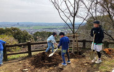 朝日山公園での植樹の様子